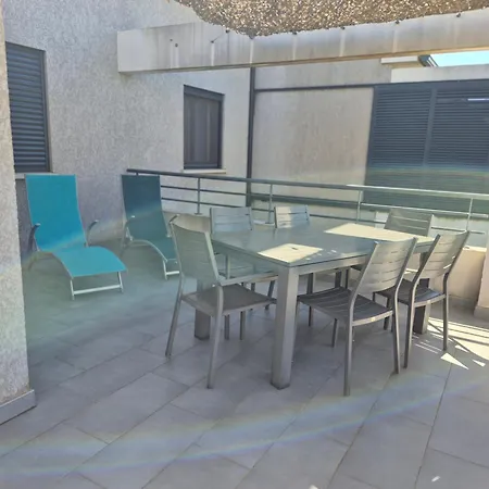 Moderne Avec Terrasses Et Piscine *