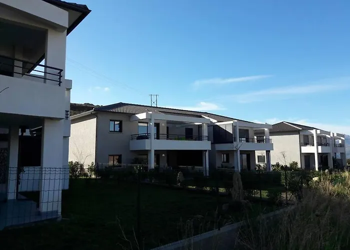 Moderne Avec Terrasses Et Piscine