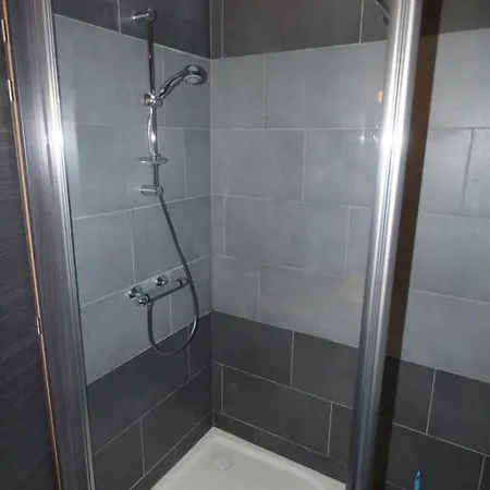 Moderne Avec Terrasses Et Piscine 아파트 *