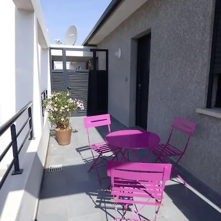 Moderne Avec Terrasses Et Piscine 아파트 *