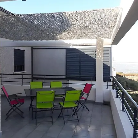 Moderne Avec Terrasses Et Piscine *
