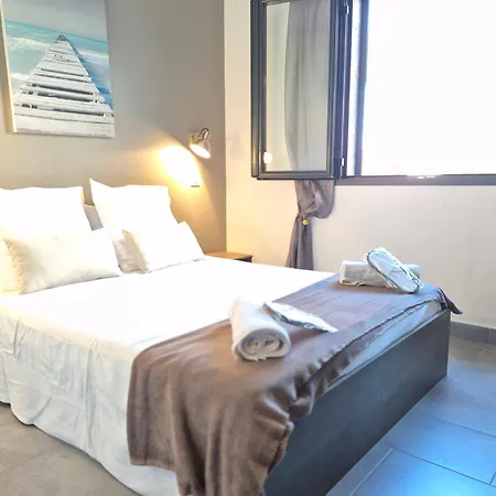 Moderne Avec Terrasses Et Piscine *