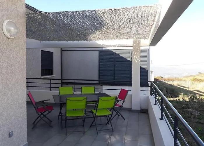 Moderne Avec Terrasses Et Piscine *